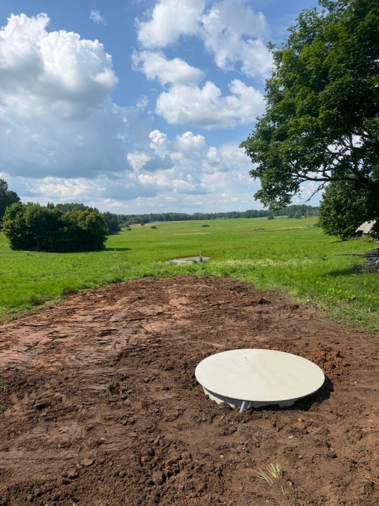 Nuotekų valymo įrenginio dangtis, sumontuotas ir užkastas